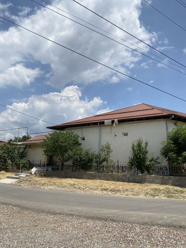 Oq toshda dacha sotiladi