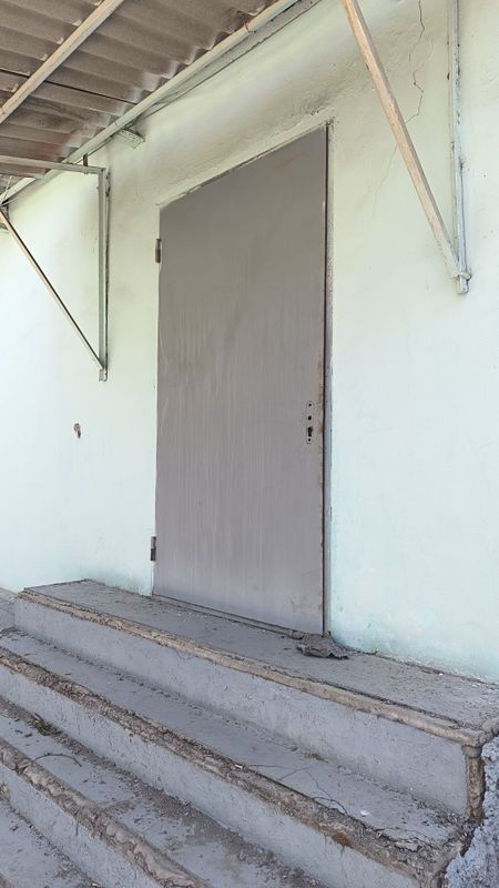 Продаётся железная большая дверь Продаётся железная большая дверь