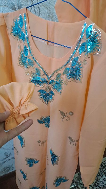 SARI Dubay materialdan sharfi bilan SARI Dubay materialdan sharfi bilan