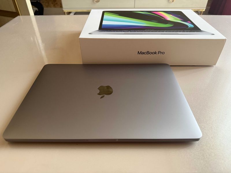 MacBook Pro 13-inch / 8GB memory / 256GB SSD - 2022