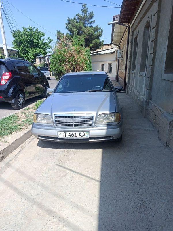 Mercedes Benz c180 sotiladi 4000minga Mercedes Benz c180 sotiladi 4000minga