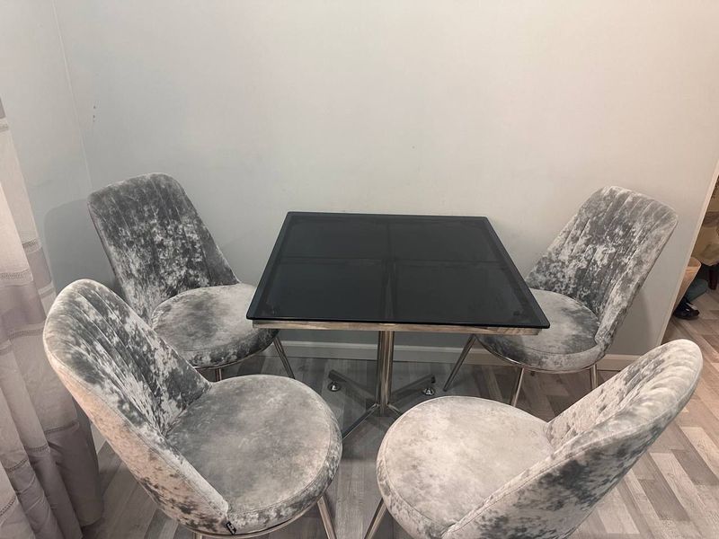 Срочно продам стол и 4 стула Срочно продам стол и 4 стула
