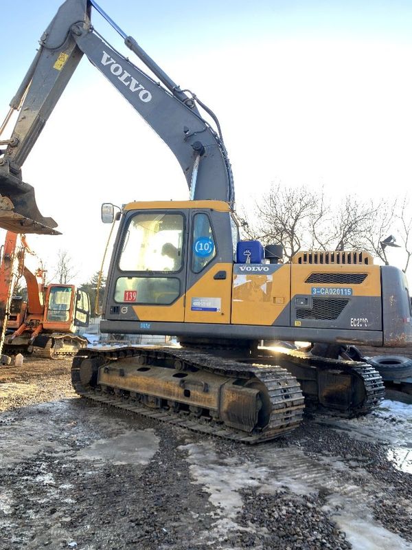 Volvo 220D excavator sotiladi 2019 yil