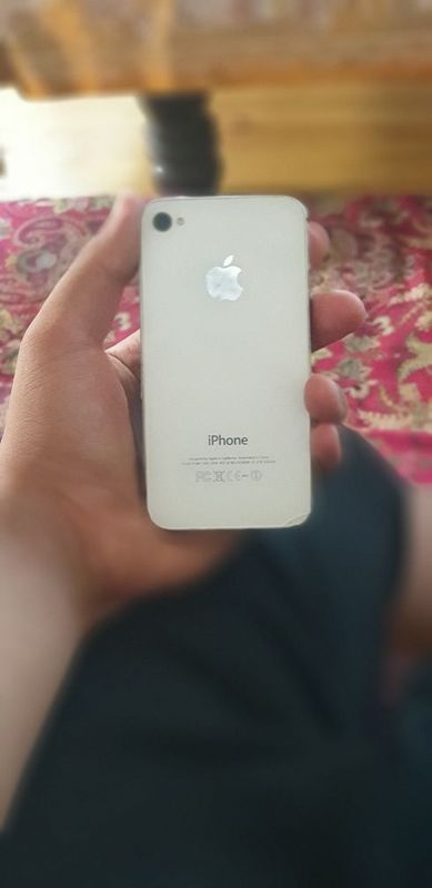 Iphane 4s holati yaxshi ekrani yorilgan