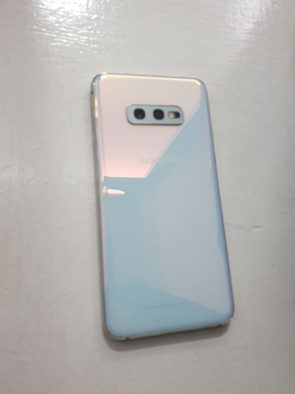 Samsung s10e 6/128 в отличном состоянии