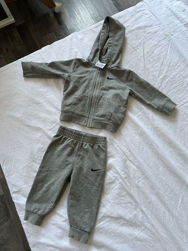 Срочно продам детский костюм от Nike 6 месяцев Срочно продам детский костюм от Nike 6 месяцев