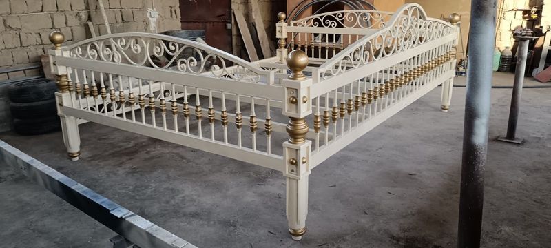 Кровать, тапчан, сӯри.
