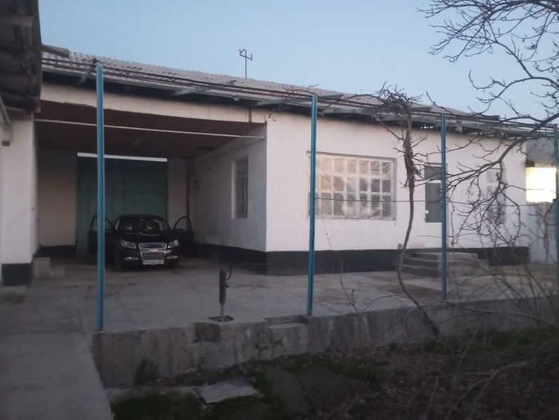 Hovli sotiladi.