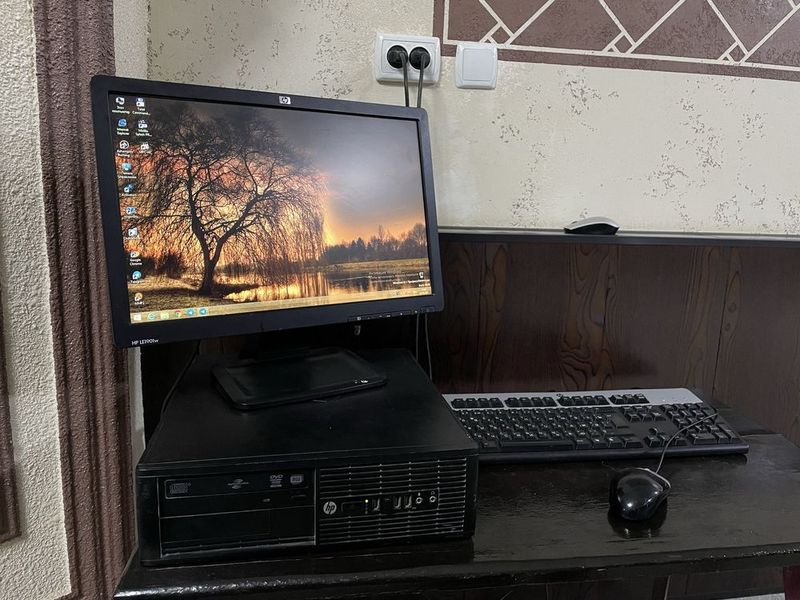 Компьютер с процессором, клавиатурой и мышкой HP LE1901w Компьютер с процессором, клавиатурой и мышкой HP LE1901w