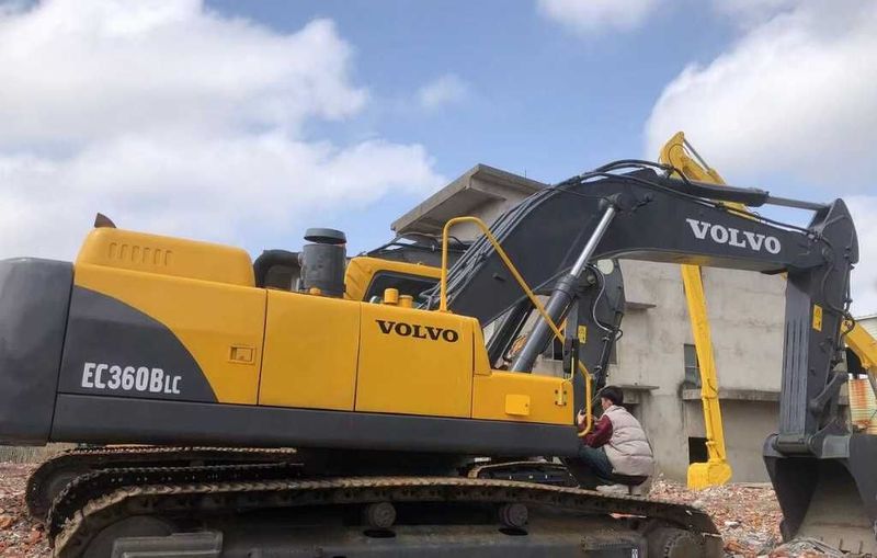 Гусеничный экскаватор Volvo EC360