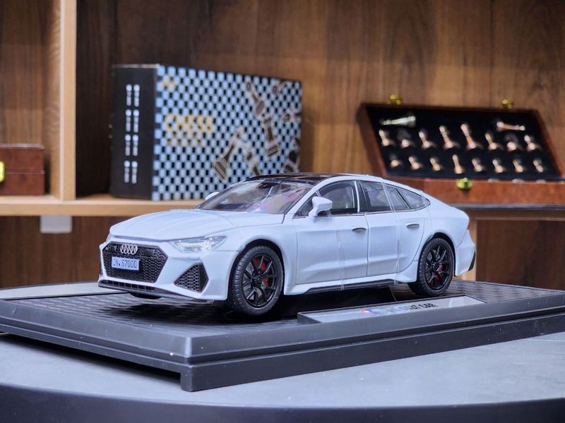 Моделка Audi RS 7 Sportback 2022 года.