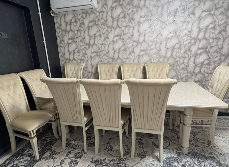 Продам стол со стульями в отличном состоянии. Продам стол со стульями в отличном состоянии.