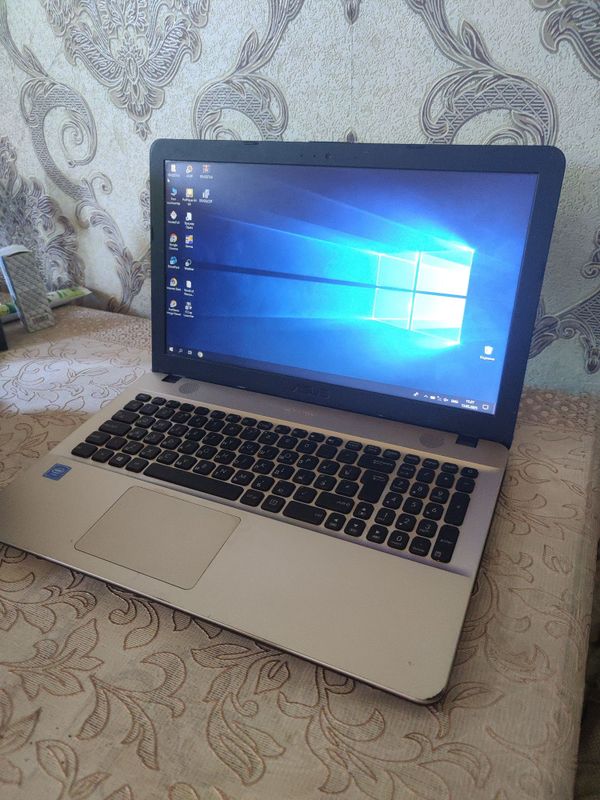 Asus x541s / 15.6 inch Intel celeron 4 GB/ 128 GB ssd( 320G hdd) Win