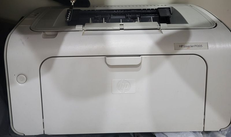 Продам принтер HP LAZER JET P1005 Продам принтер HP LAZER JET P1005