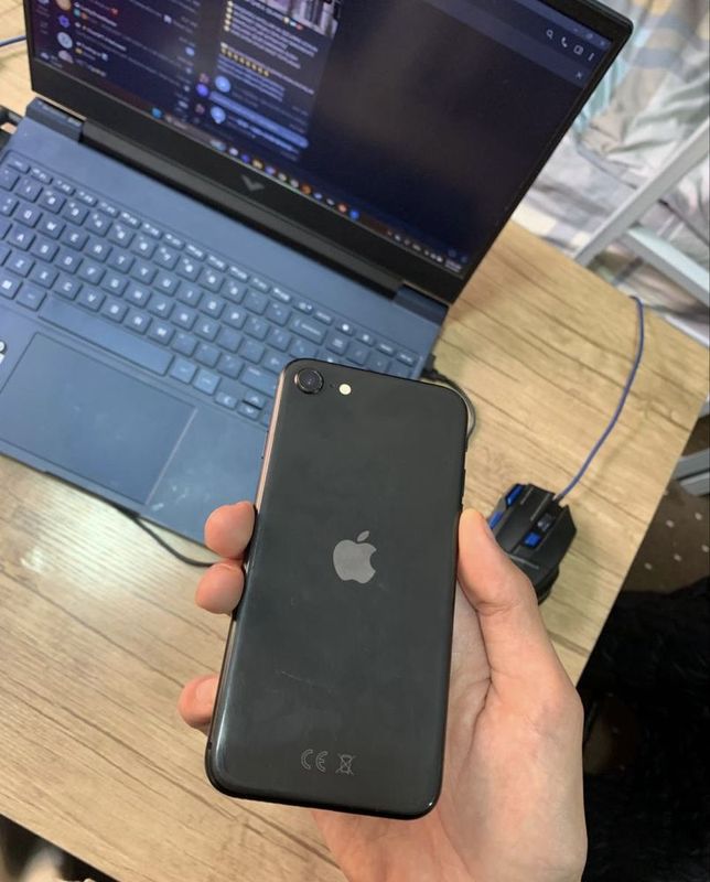 Iphone se (2020) Iphone se (2020)