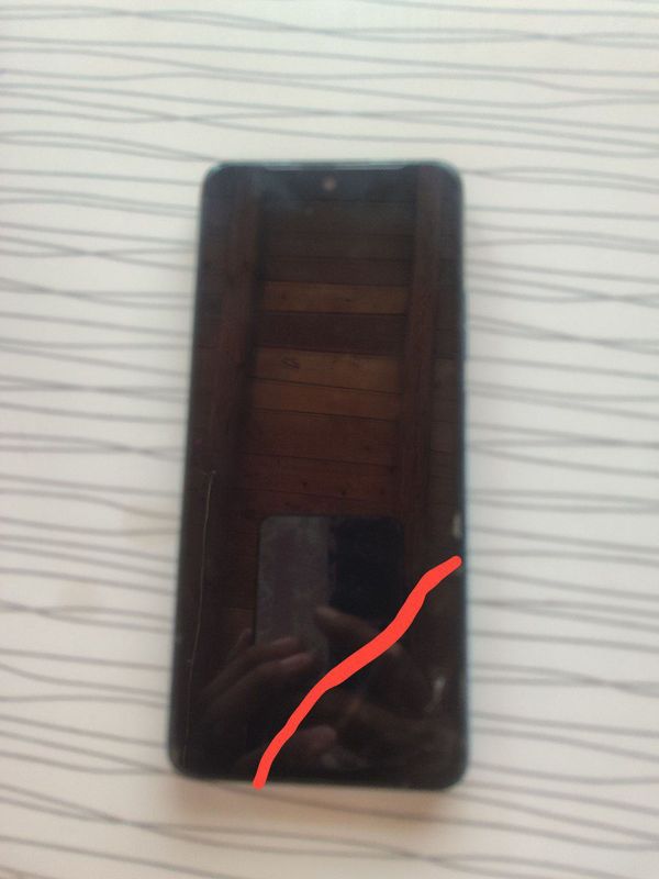 Telefon Tecno pova 2 shishasi singan kar dak bir