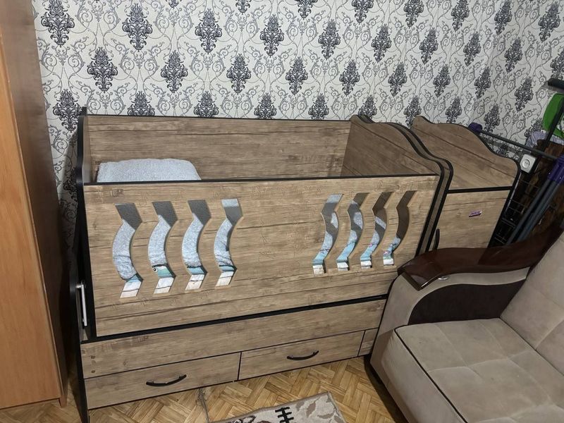Продам детску кроватку,можно сделать одно спальную