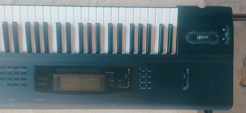 KORG 01 W профессиональный синтезатор сотилади KORG 01 W профессиональный синтезатор сотилади