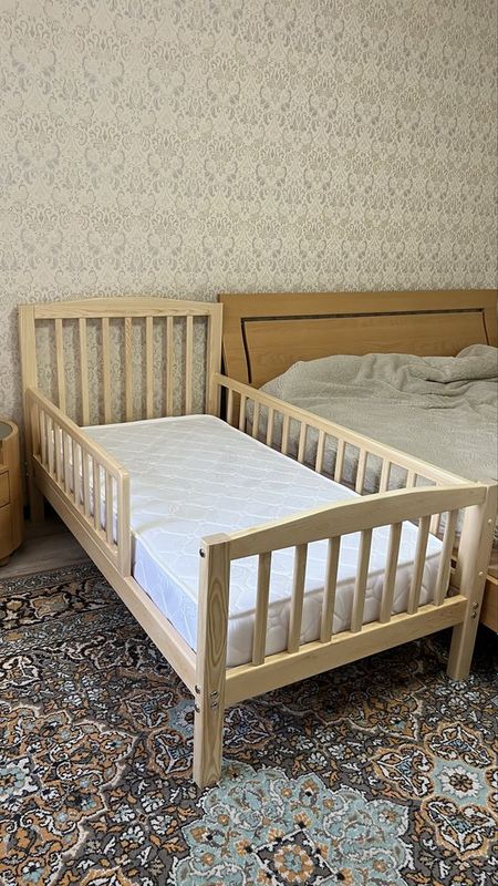 Детская кроватка из натурального дерева Детская кроватка из натурального дерева