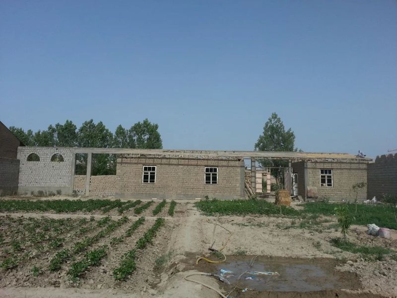 Yangi ariqda yer sotiladi