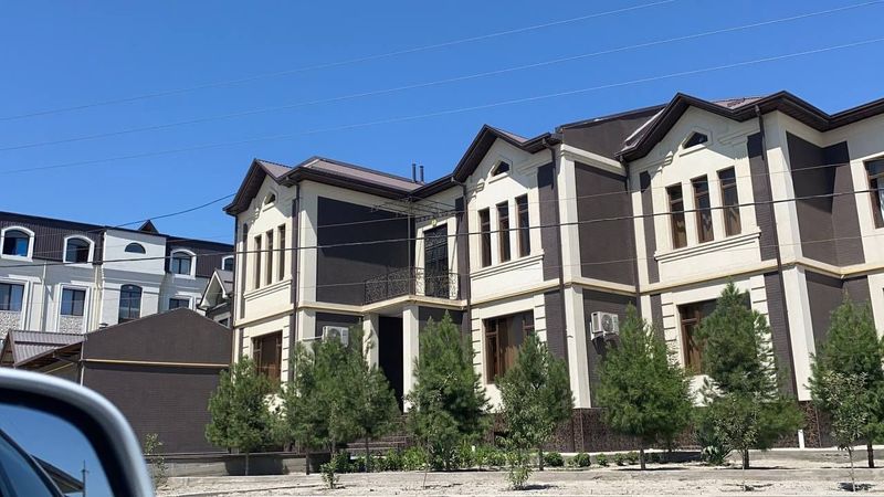 Сергели мошина бозор рупарасида жойлашган тайёр уй сотилади