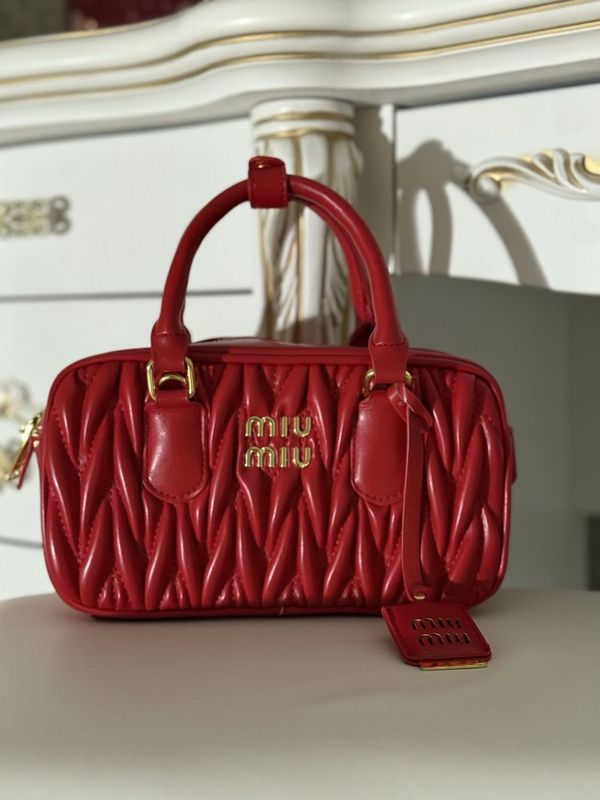 Сумка miu miu из эко кожи Сумка miu miu из эко кожи