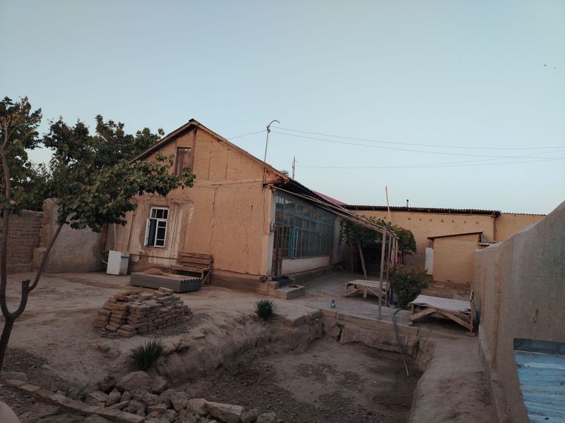 hovli sotiladi uchastka