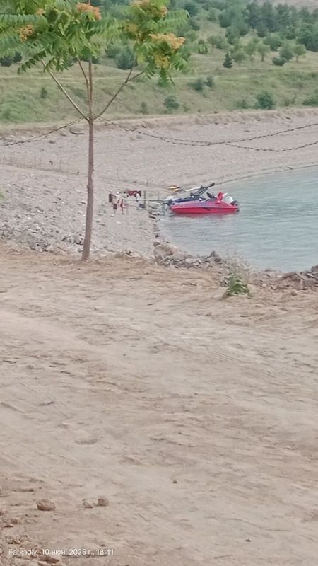 Piramida yonida Dam olish uchun pilaj tapchan bor