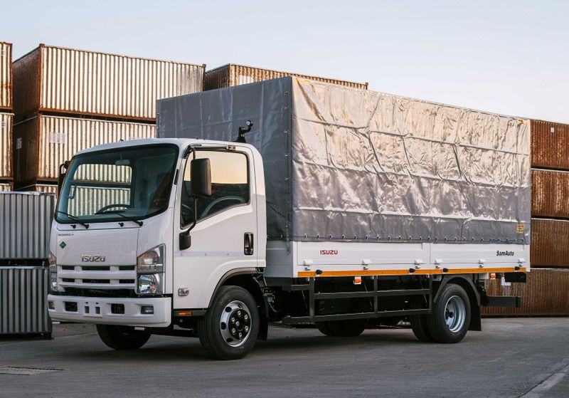 Isuzu ISUZU NPR 82 L CNG Бортовой с тентом 2025 года