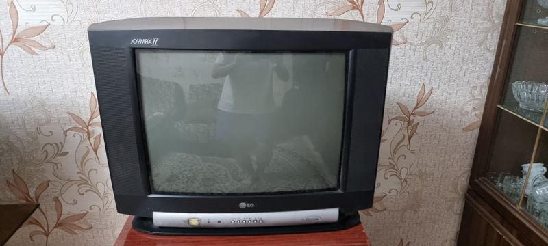 Televizor sotiladi
