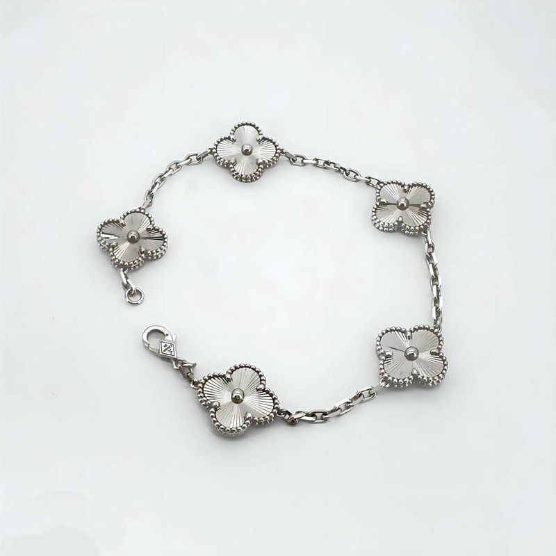 Золотой браслет в стиле Van Cleef & Arpels 750 пробы Золотой браслет в стиле Van Cleef & Arpels 750 пробы