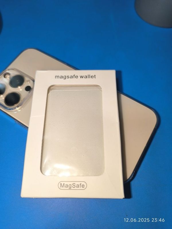Cardholder MagSafe с анимацией для iPhone Cardholder MagSafe с анимацией для iPhone
