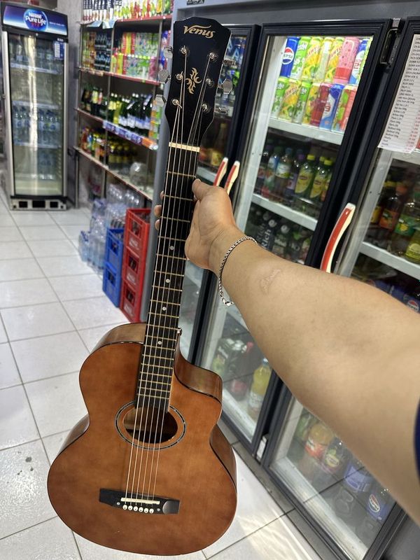 Gitara sotiladi holati zo’r Gitara sotiladi holati zo’r
