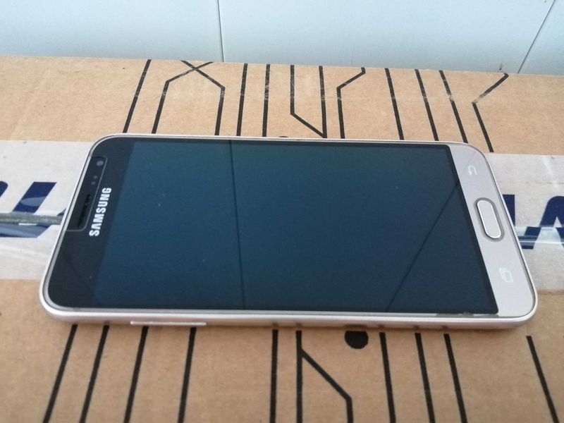 Смартфон Samsung Galaxy J3 (2016) Смартфон Samsung Galaxy J3 (2016)