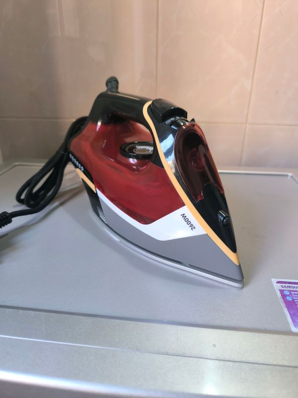 Паровой утюг Nikai 2600W Паровой утюг Nikai 2600W