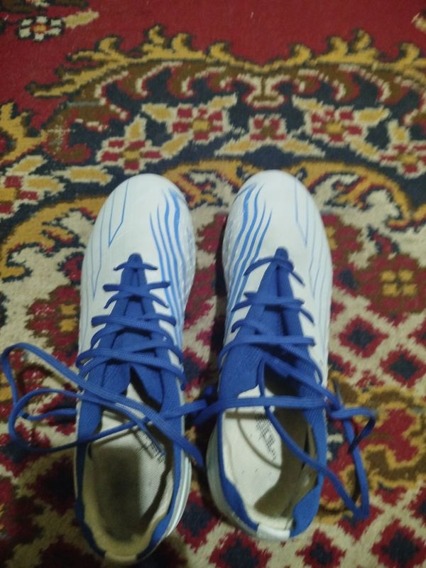 Adidas Butsa rangi oq yashidek aybi umuman yoq