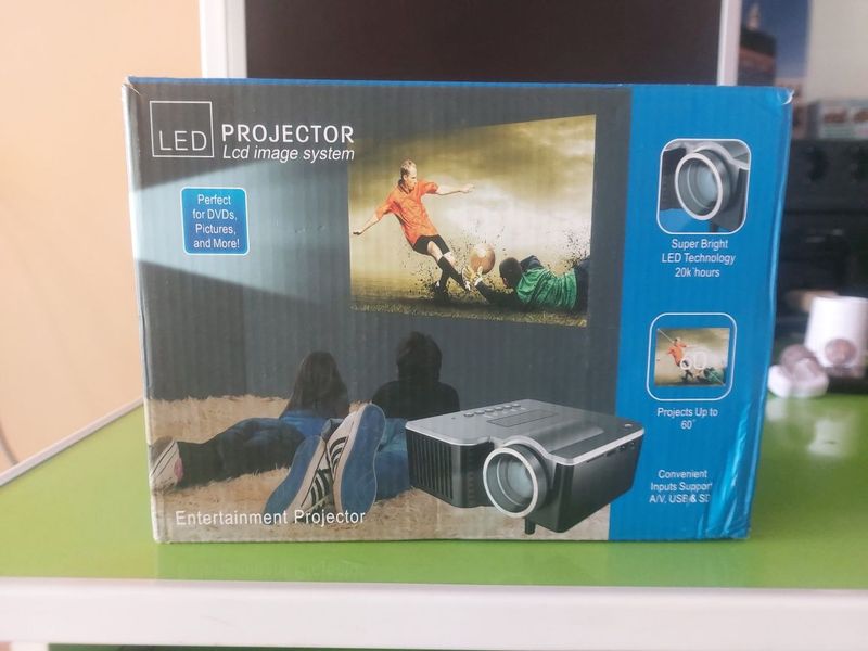 Projector sotiladi ishlashi zo'r Projector sotiladi ishlashi zo'r