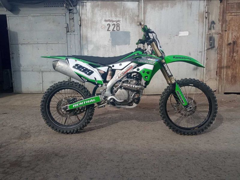 Продается кроссовый мотоцикл Kawasaki KX250F 2013 года.