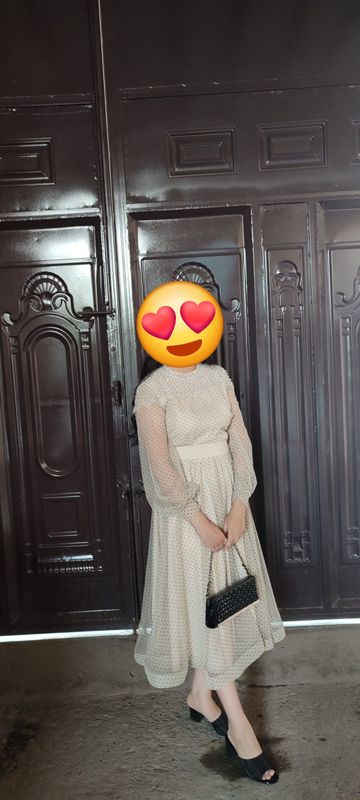 chiroyli qaymoq rang barbi koylak sotiladi