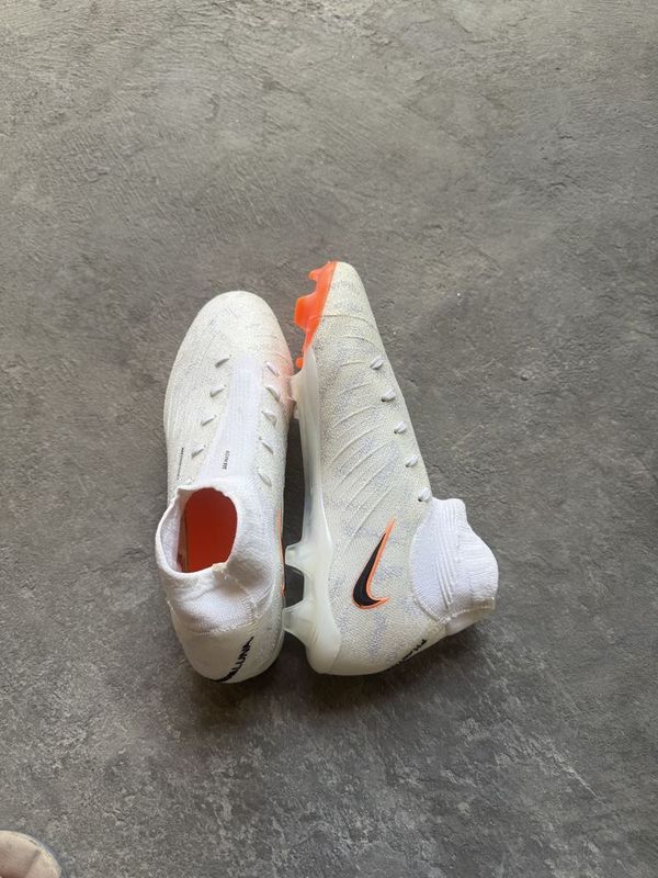 Продаю бутсы nike phantom 40 размер новые Продаю бутсы nike phantom 40 размер новые