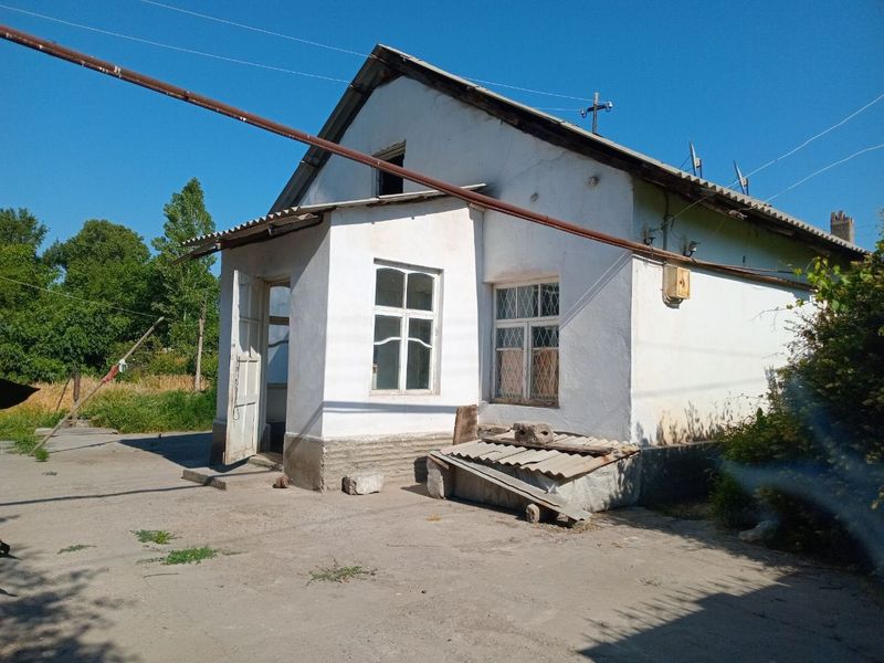 Hovli sotiladi 10 sotix 4 xona bez remont yer hisobida Tosh. Viloyati