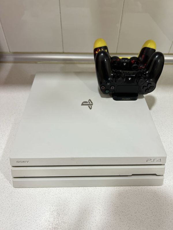 Ps 4 Pro в идеальном состоянии Ps 4 Pro в идеальном состоянии