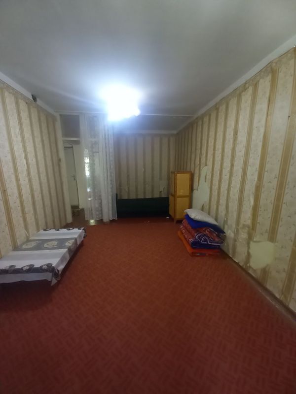 Срочно продаётся 1 ком кв в чирчике 1 мкн 1 этаж около базарчика Срочно продаётся 1 ком кв в чирчике 1 мкн 1 этаж около базарчика