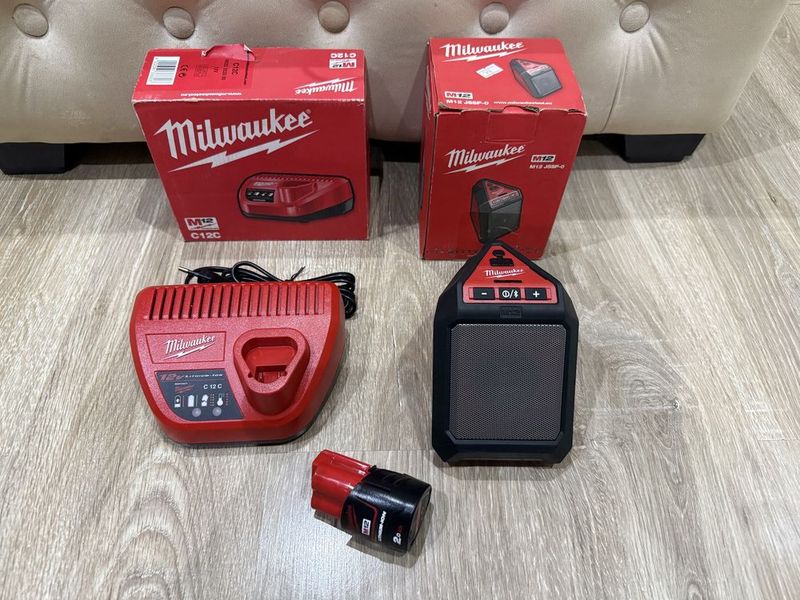 * Milwaukee блютус колонка + power bank новая оригинал! * Milwaukee блютус колонка + power bank новая оригинал!