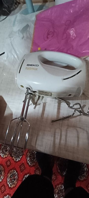 Продам ручной миксер Веко. Продам ручной миксер Веко.