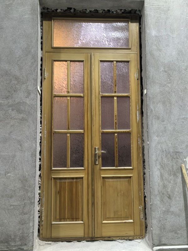 Sasna yog'ochdan yasalgan tayyor eshiklar