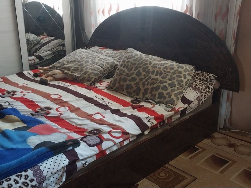 Продам кровать трюмо тумбочка для спальни Продам кровать трюмо тумбочка для спальни
