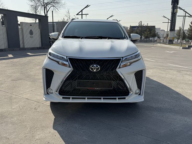 Toyota Rush 2023 yil full 7 kishilik moshina