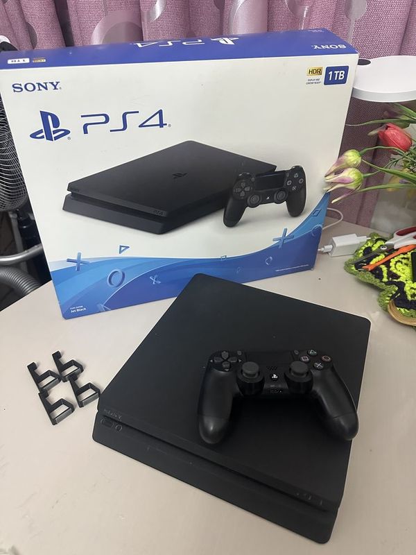 Отдаю дешево PlayStation 4 Slim Взломанную