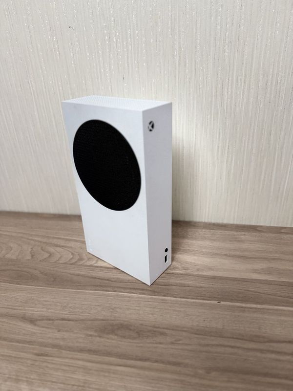 Продаю приставку Xbox Series S Продаю приставку Xbox Series S